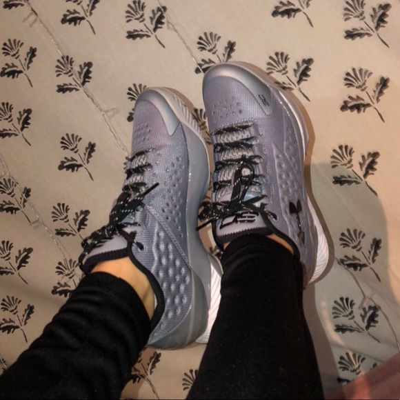 Stephen Curry basketball shoes - Picture 2 of 5